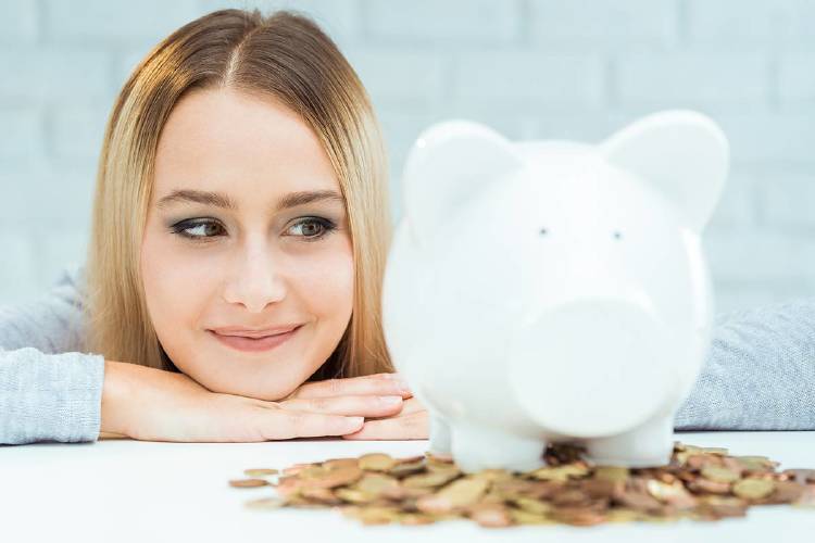chica-ahorradora-mirando-dinero-inversión-alternativa chica-ahorradora-mirando-dinero-inversión-alternativa