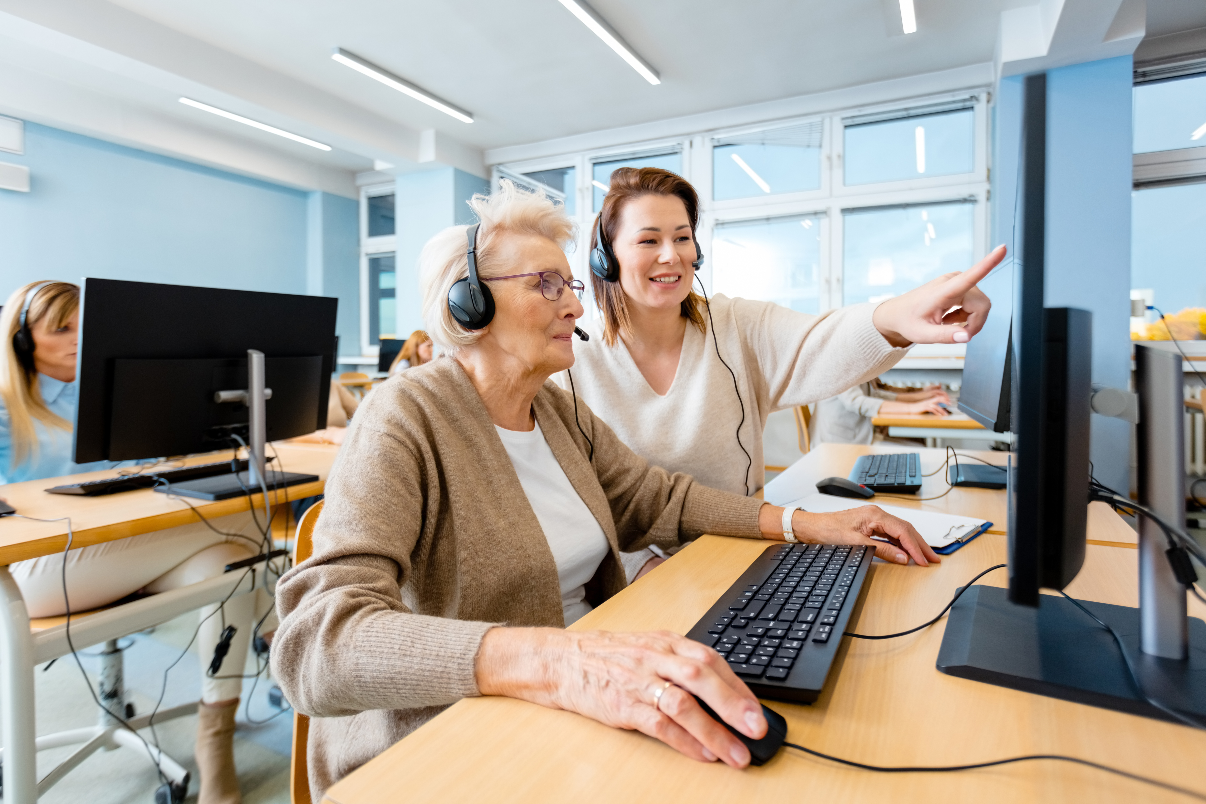 ¿Deberías contratar a mayores de 55? Ventajas y realidades