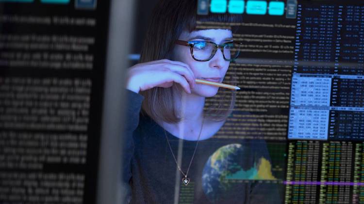 Mujer-analizando-datos-dig-data-exito-empresa Mujer-analizando-datos-dig-data-exito-empresa