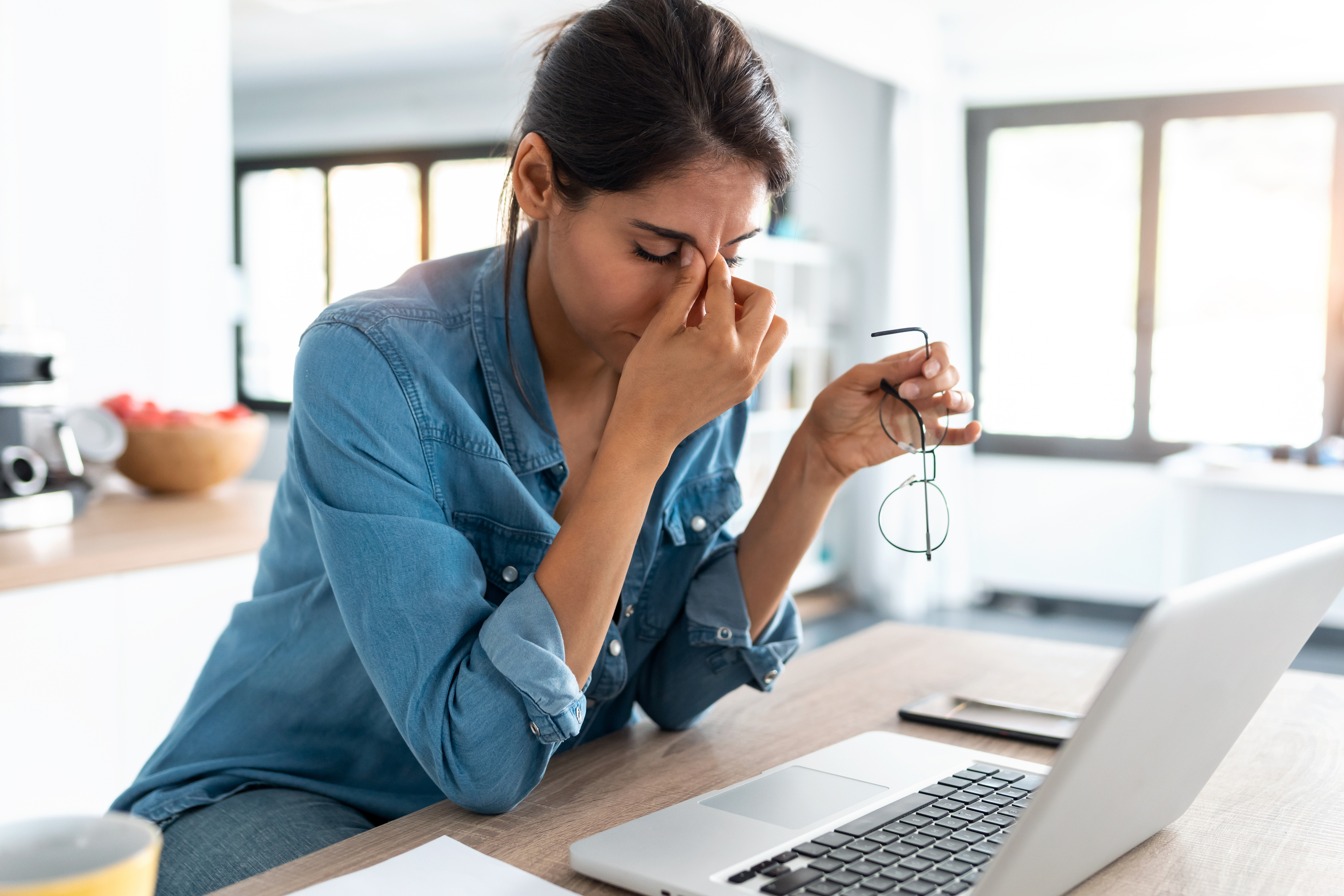 ¿Cómo afecta la fatiga digital al rendimiento laboral?