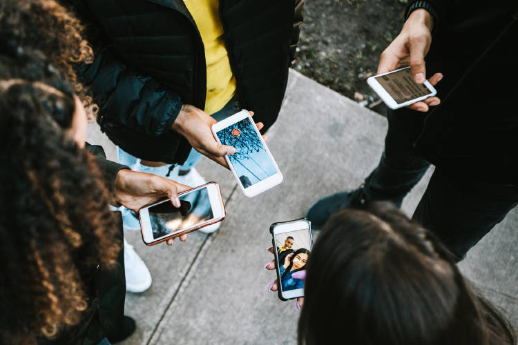 tendencias-millennials-centennials-inversión-jovenes-movil.