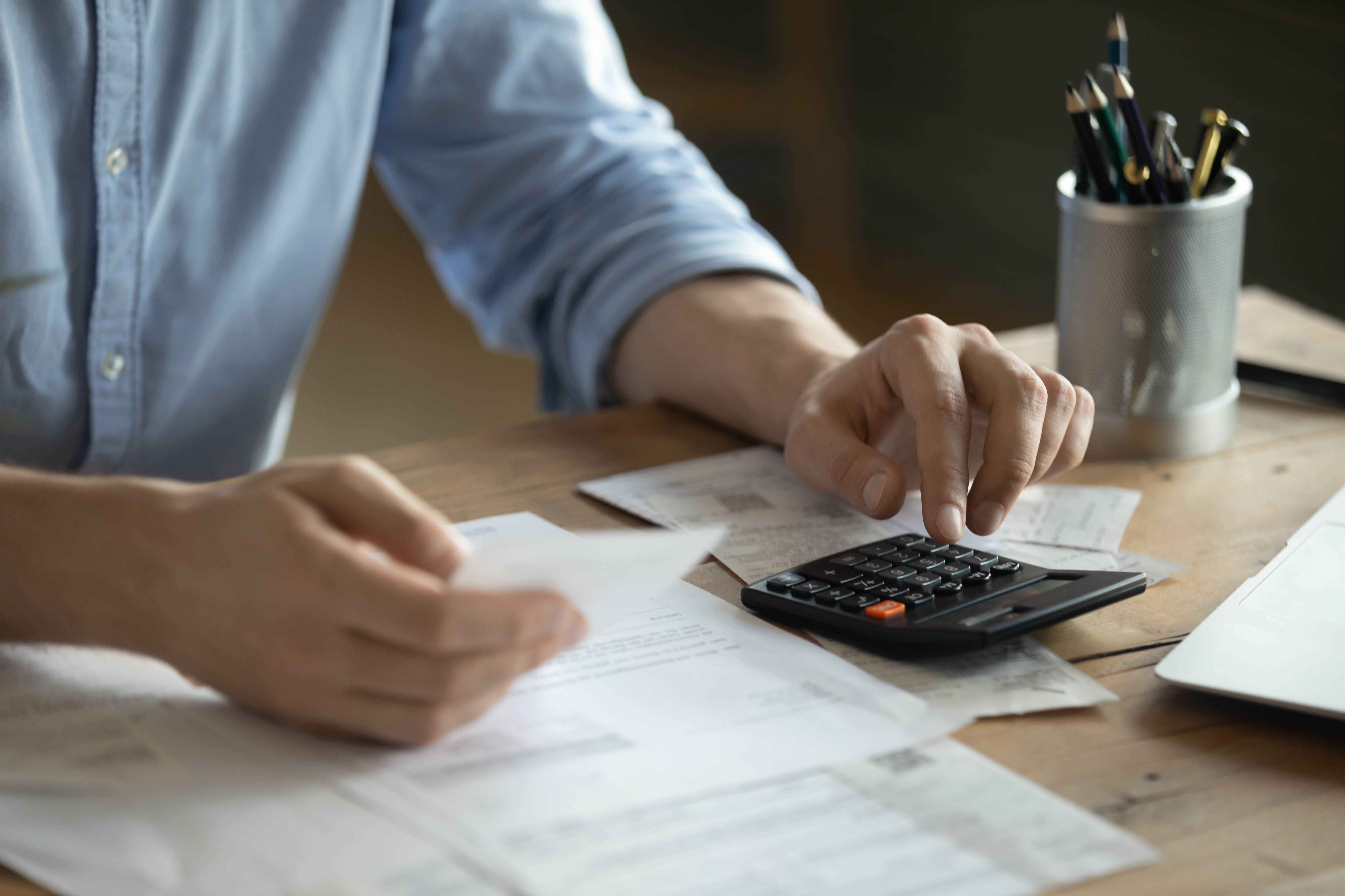 Herramientas como redes sociales, e-commerce o marketplaces ofrecen nuevas vías de venta sin necesidad de abrir tiendas físicas. Esto reduce gastos fijos y permite escalar el negocio con menor inversión inicial