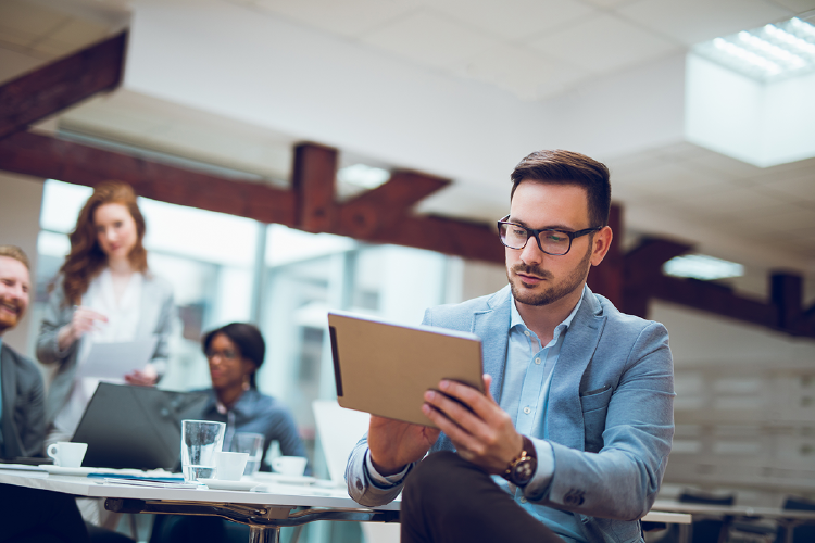 empleado-tablet-transformacion-digital-oficina empleado-tablet-transformacion-digital-oficina