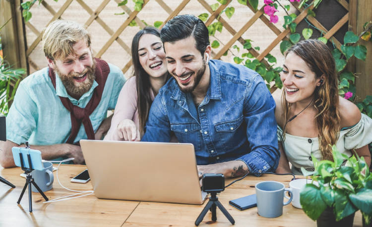 grupo-personas-trabajando-app-tiktok grupo-personas-trabajando-app-tiktok