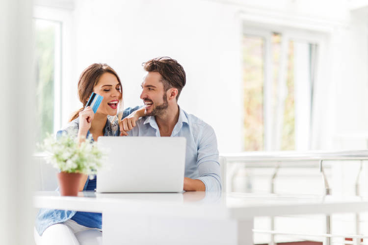 pareja-chico-chica-comprando-online-tendencias-ecommerce pareja-chico-chica-comprando-online-tendencias-ecommerce