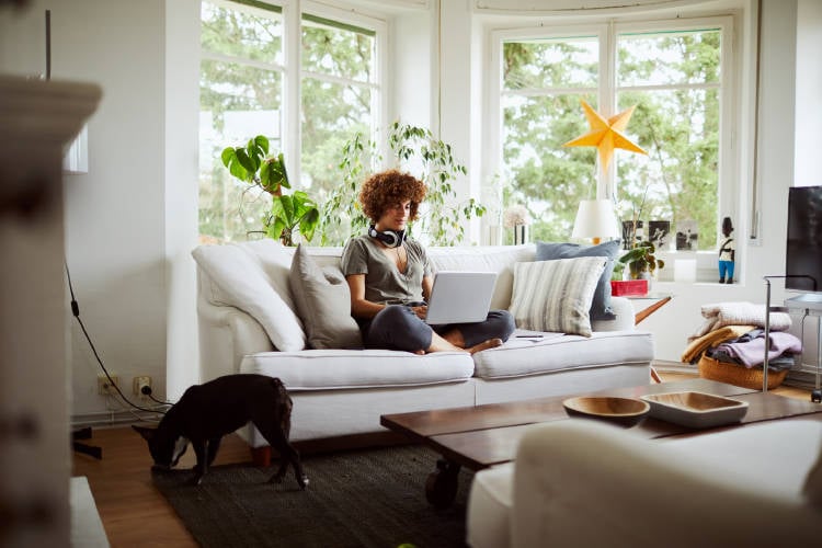 Mujer-en-casa-trabajando Mujer-en-casa-trabajando