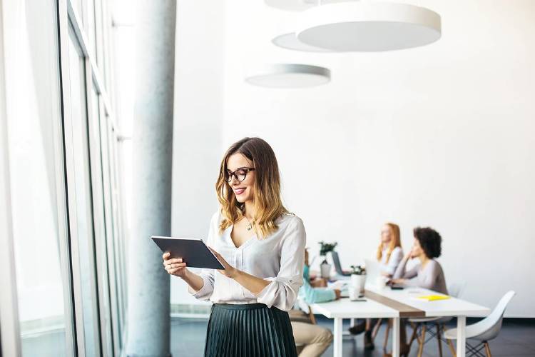 chica-empleada-oficina-tablet-herramientas chica-empleada-oficina-tablet-herramientas