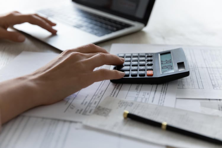autónomo haciendo cuentas autónomo haciendo cuentas