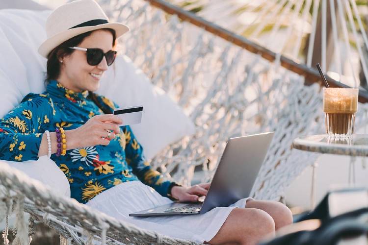 chica-con-el-movil-en-la-playa-fintech chica-con-el-movil-en-la-playa-fintech