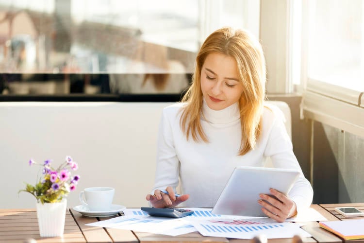 mujer-empresa-ahorro-periódico mujer-empresa-ahorro-periódico