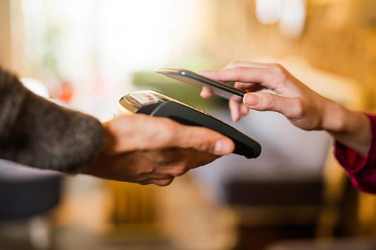 Pago-sin-contacto-usando-un-teléfono-inteligente-de-cerca Pago-sin-contacto-usando-un-teléfono-inteligente-de-cerca