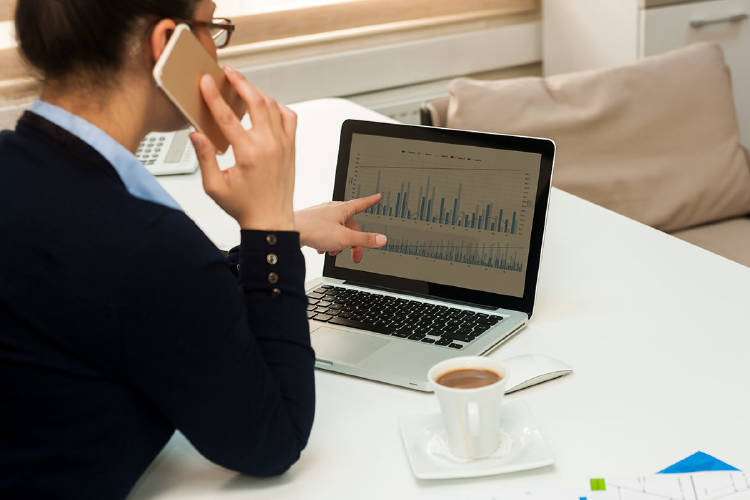 inventir-bolsa-empresarios-yoigo-negocios-mujer-ordenador inventir-bolsa-empresarios-yoigo-negocios-mujer-ordenador