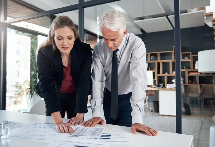 Empresario con papeleo Empresario con papeleo