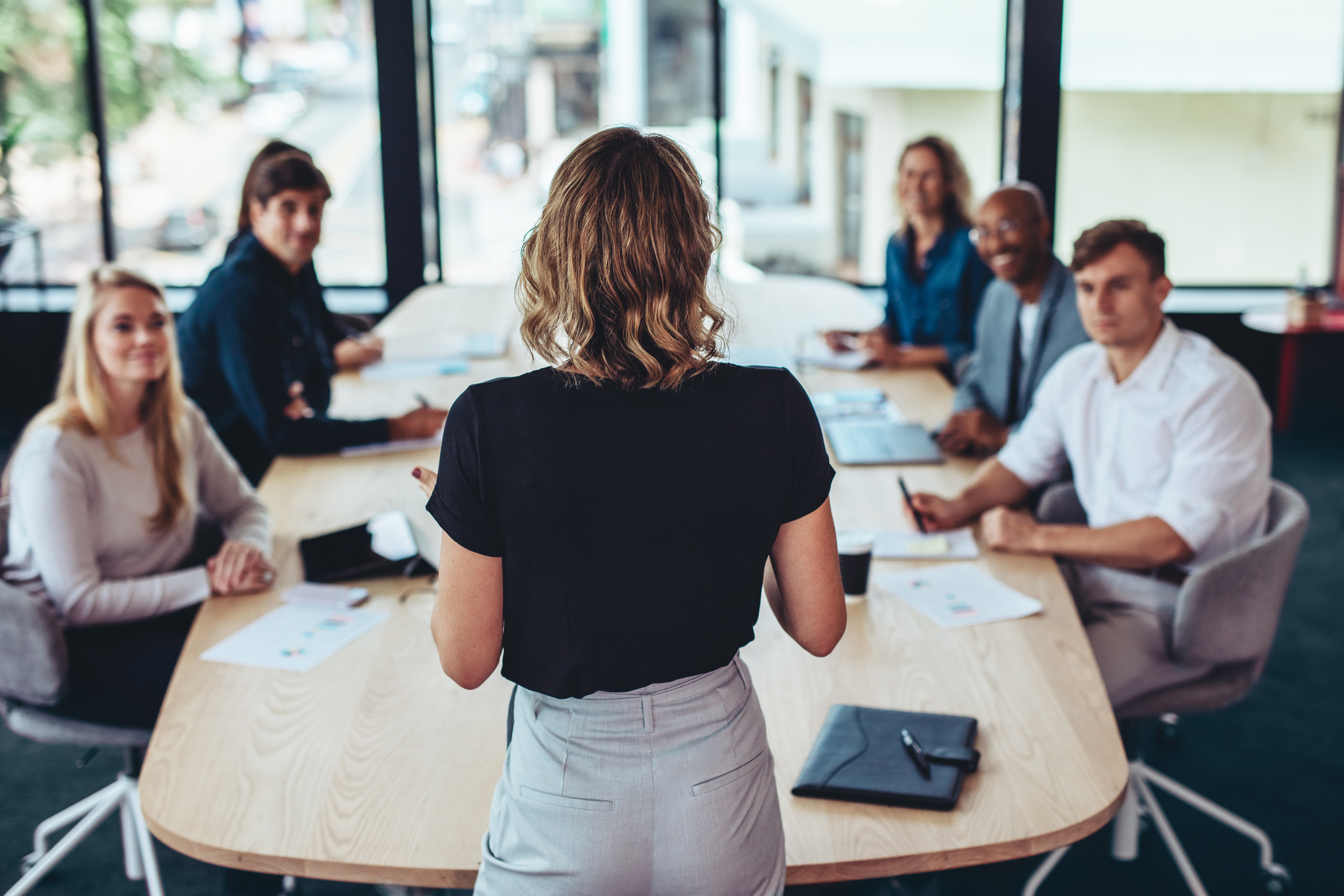 Por qué dar feedback constructivo es la habilidad que todo jefe necesita en 2025