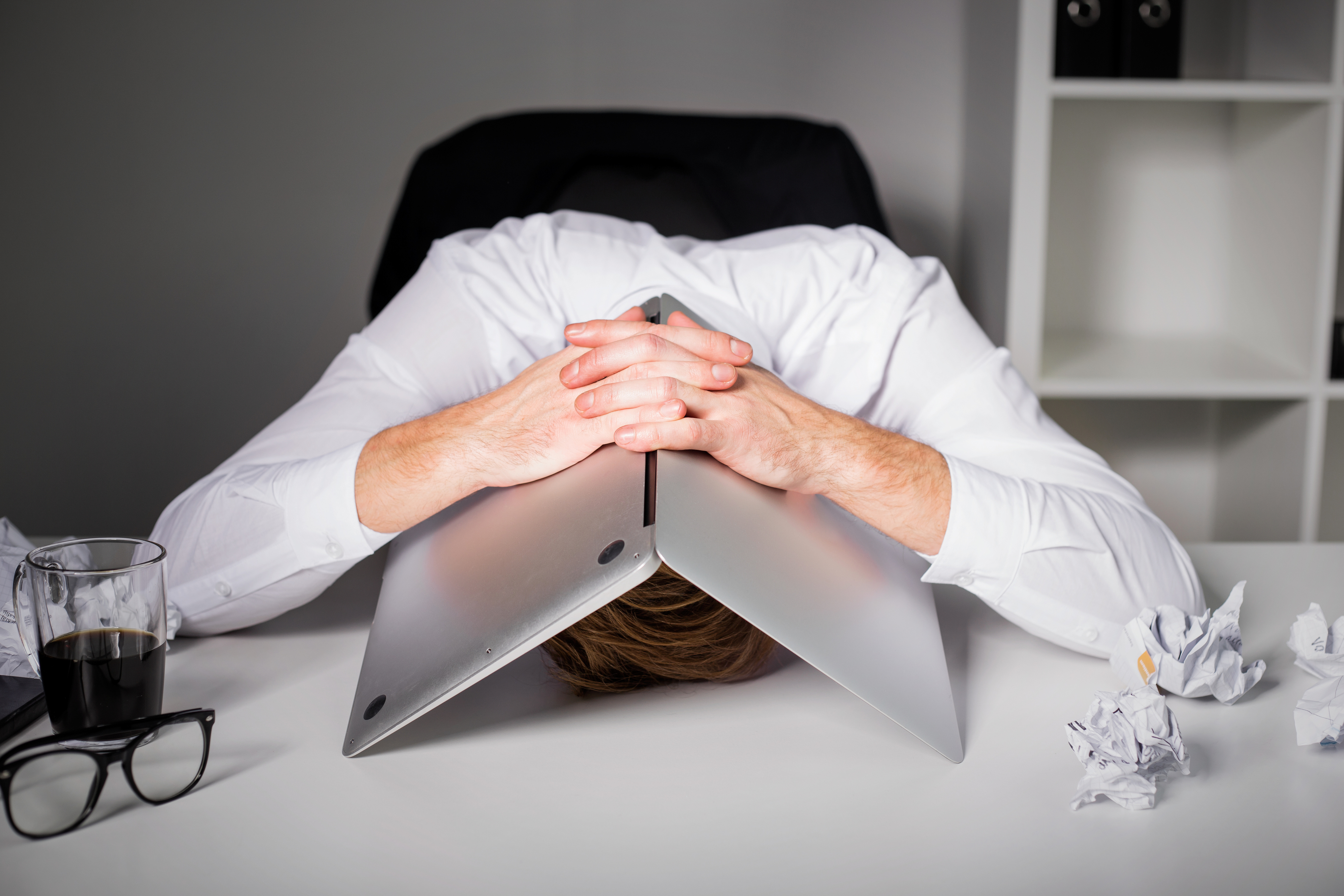 ¿Cómo afecta la fatiga digital al rendimiento laboral?