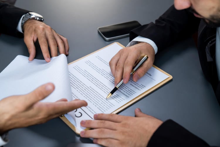 Las cláusulas que pueden salvar tu negocio (y casi nadie incluye en sus contratos) Las cláusulas que pueden salvar tu negocio (y casi nadie incluye en sus contratos)