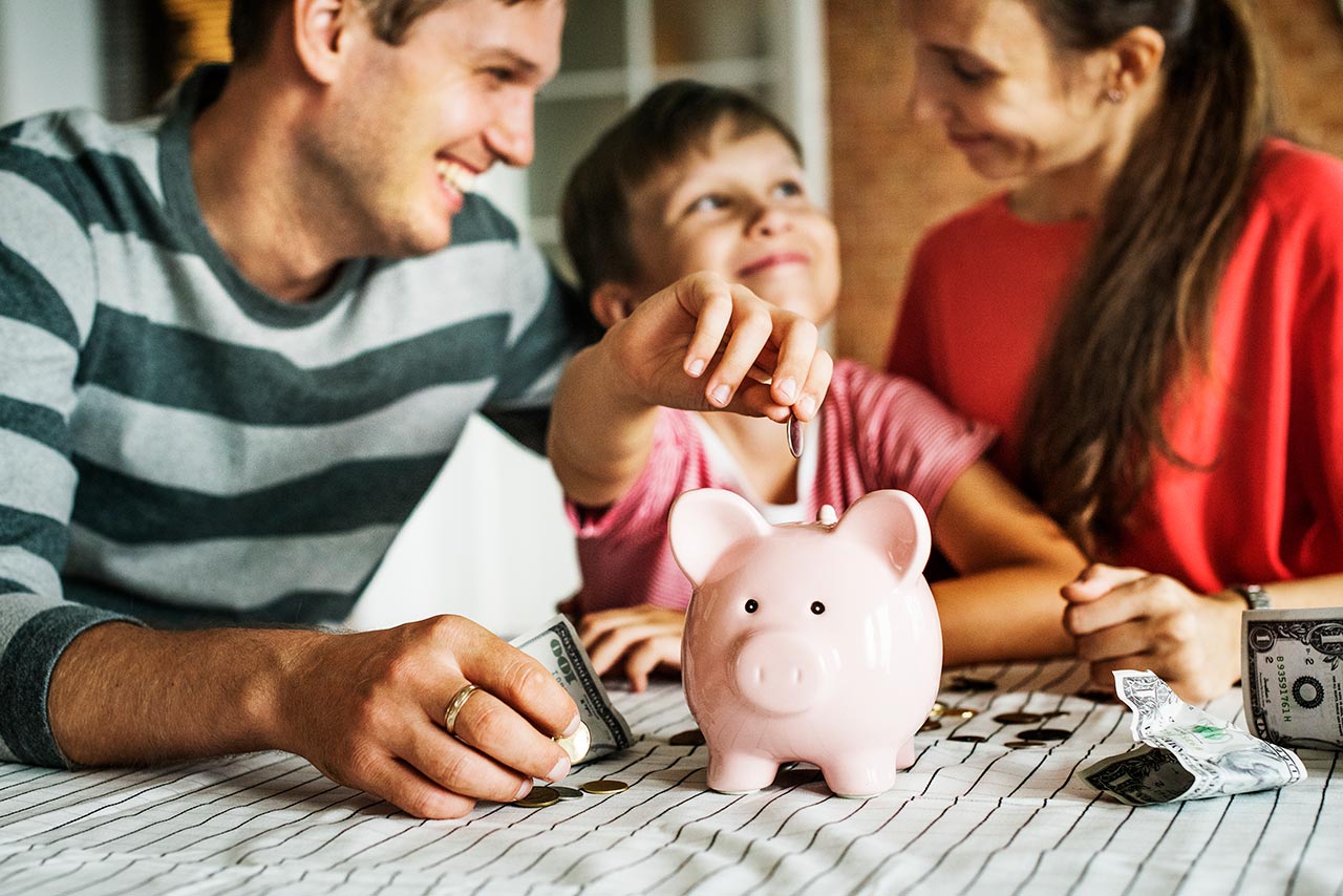 familia-ahorrando-pensión-invertir
