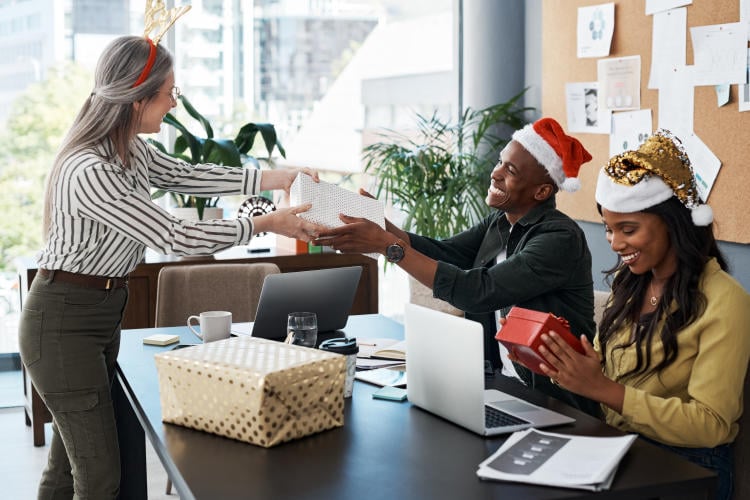 Estrategias para bonificar a empleados durante Navidad sin subir salarios Estrategias para bonificar a empleados durante Navidad sin subir salarios