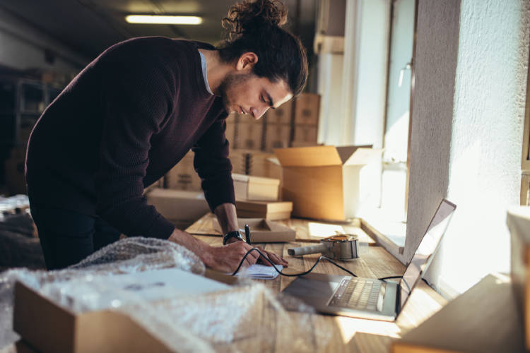 tendencias-ecommerce-emprendedor-trabajando-tienda-online tendencias-ecommerce-emprendedor-trabajando-tienda-online