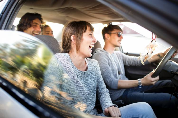 personas-compartir-coche-economia-colaborativa personas-compartir-coche-economia-colaborativa