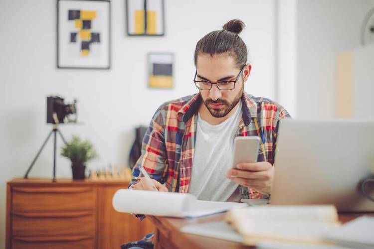 chico-millennial-haciendo-transacciones-fintech chico-millennial-haciendo-transacciones-fintech