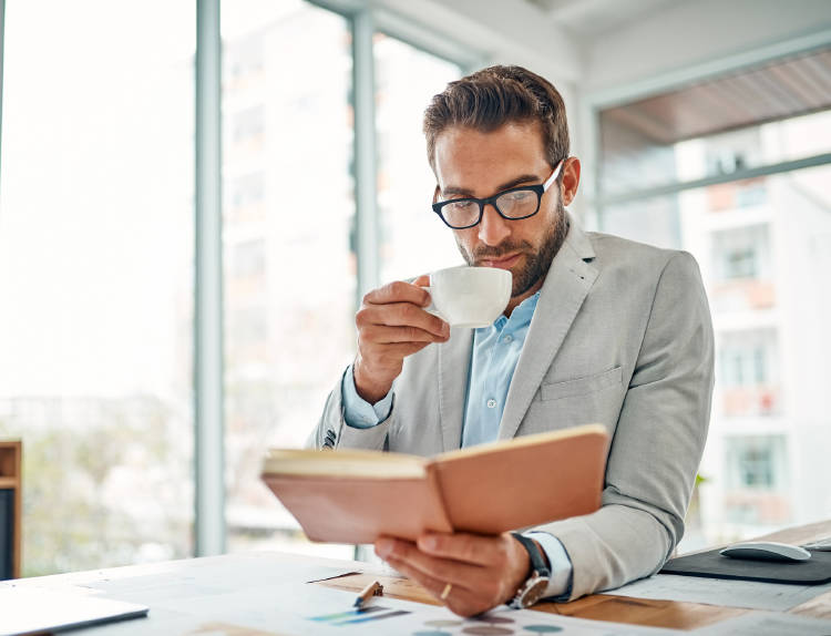 hombre-emprendedor-leyendo-libro hombre-emprendedor-leyendo-libro