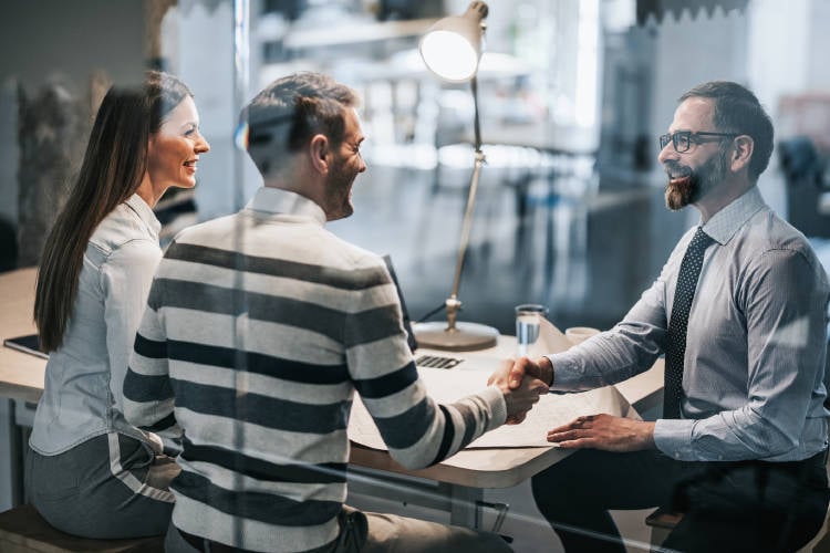 personas-haciendo-negocios-externalizar-servicios-empresa personas-haciendo-negocios-externalizar-servicios-empresa