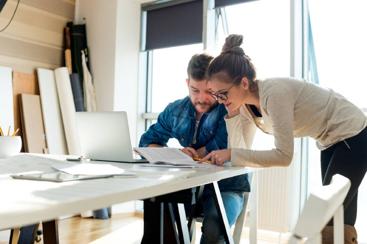 empresarios-mirando-factura-invertir-empresa-pequeña empresarios-mirando-factura-invertir-empresa-pequeña