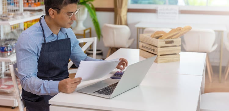 Autónomo con ordenador y calculadora Autónomo con ordenador y calculadora