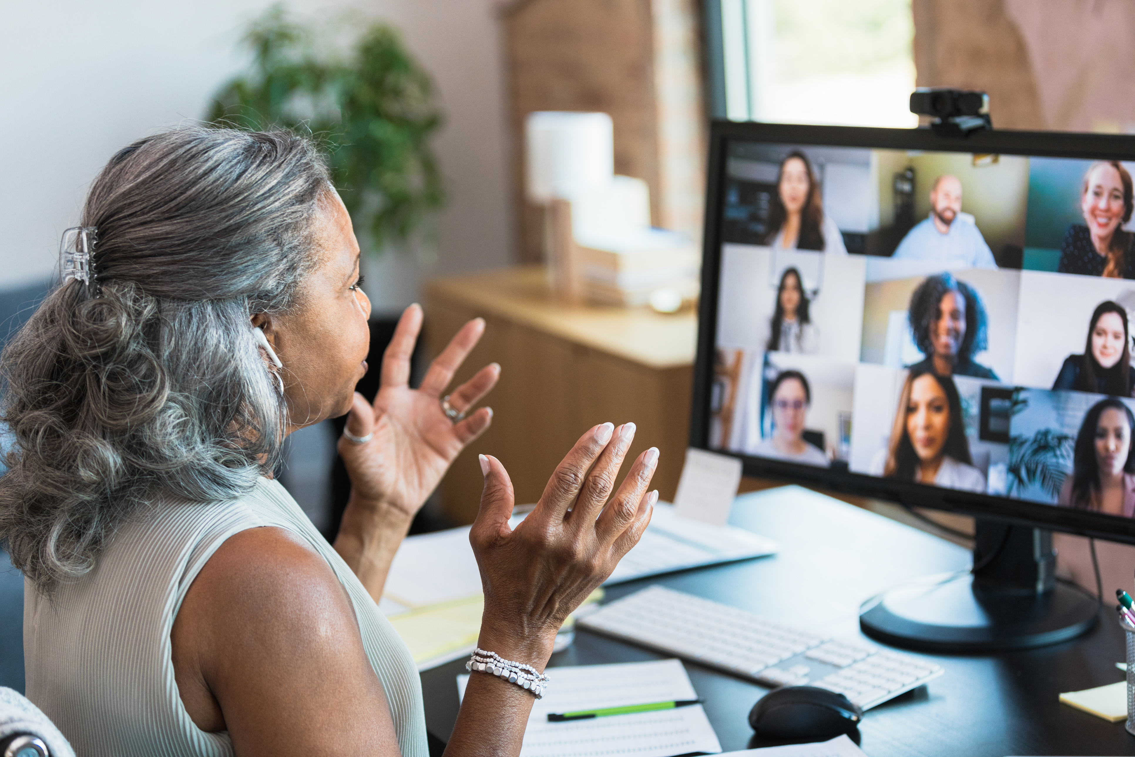 ¿Deberías contratar a mayores de 55? Ventajas y realidades
