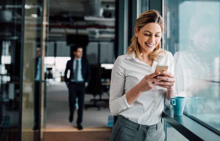 mujer-empresaria-utilizando-dispositivo-movil-oficina mujer-empresaria-utilizando-dispositivo-movil-oficina