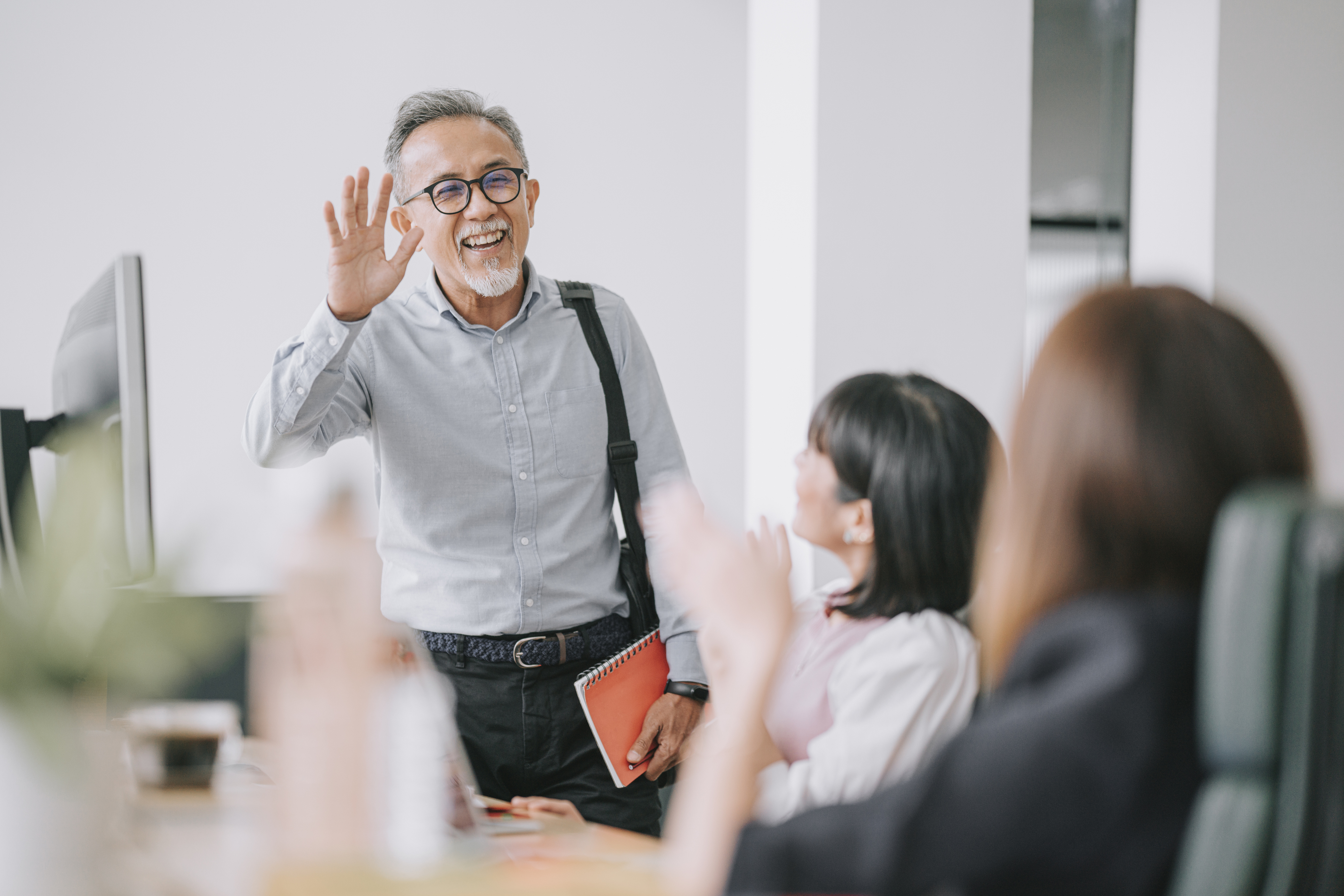 ¿Deberías contratar a mayores de 55? Ventajas y realidades