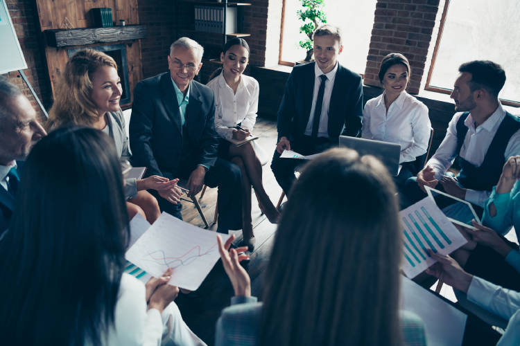 reunión-negocios-empresarios-realizando-inversión-acciones reunión-negocios-empresarios-realizando-inversión-acciones