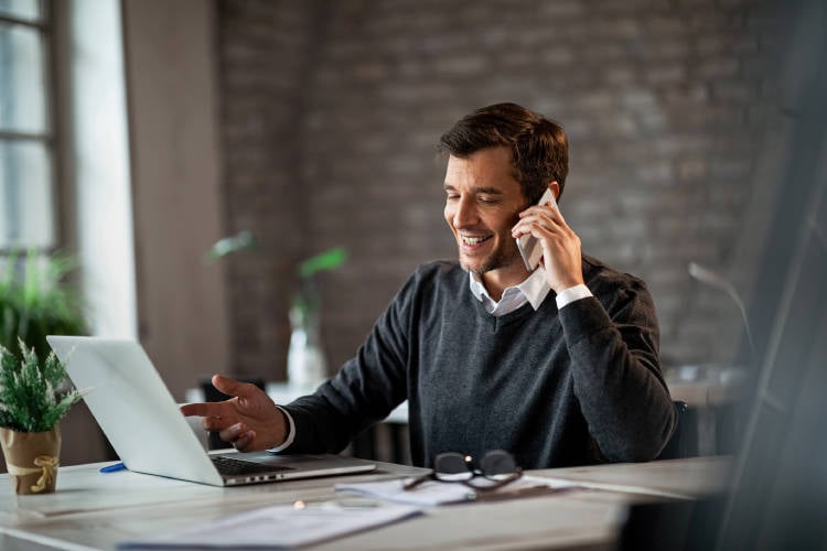 hombre-empresario-utilizando-dispositivo-movil-oficina hombre-empresario-utilizando-dispositivo-movil-oficina