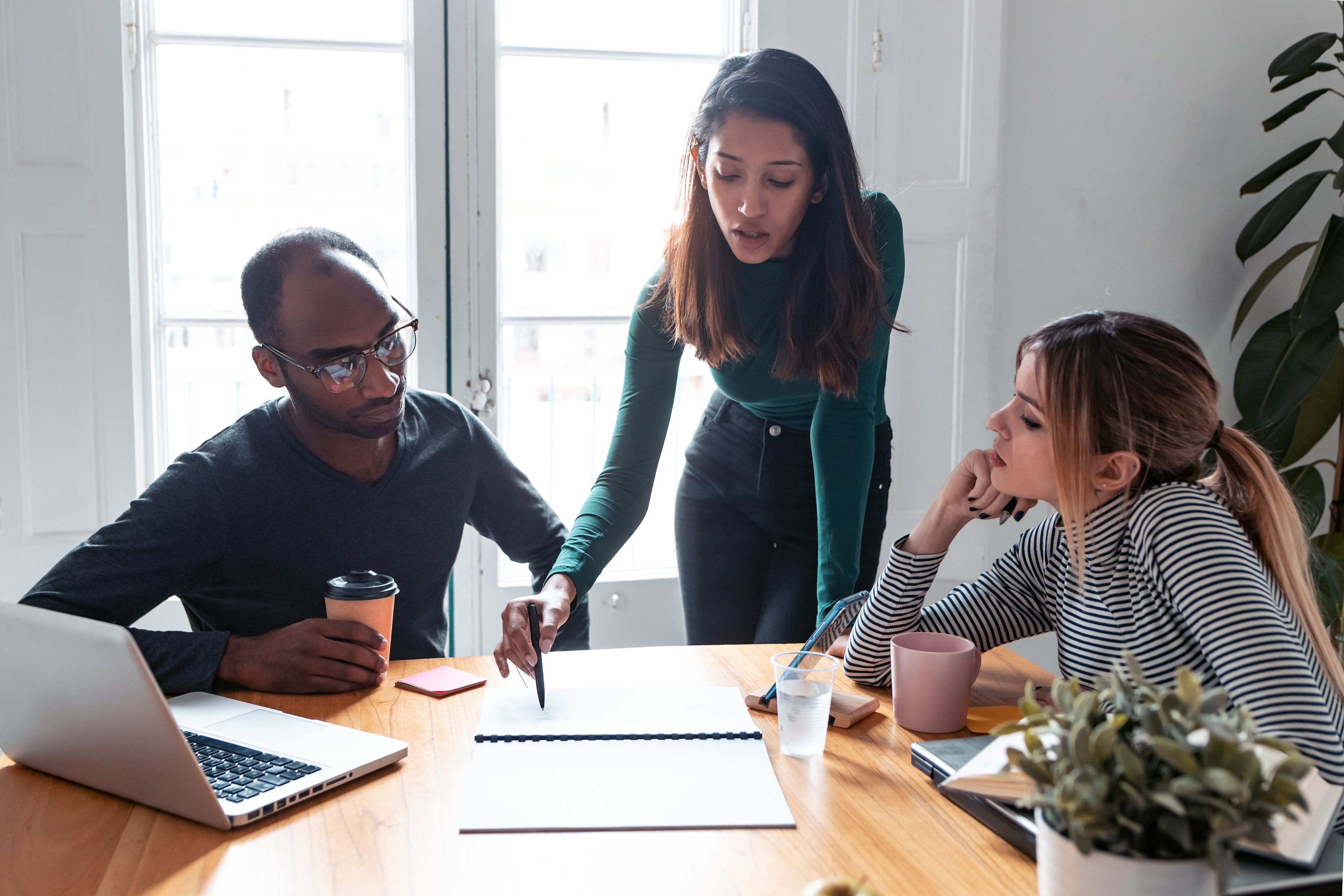 Por qué dar feedback constructivo es la habilidad que todo jefe necesita en 2025