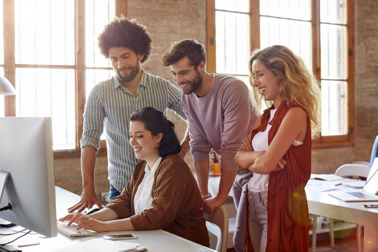 tendencias-laborales-equipo-personas-trabajando-oficina tendencias-laborales-equipo-personas-trabajando-oficina