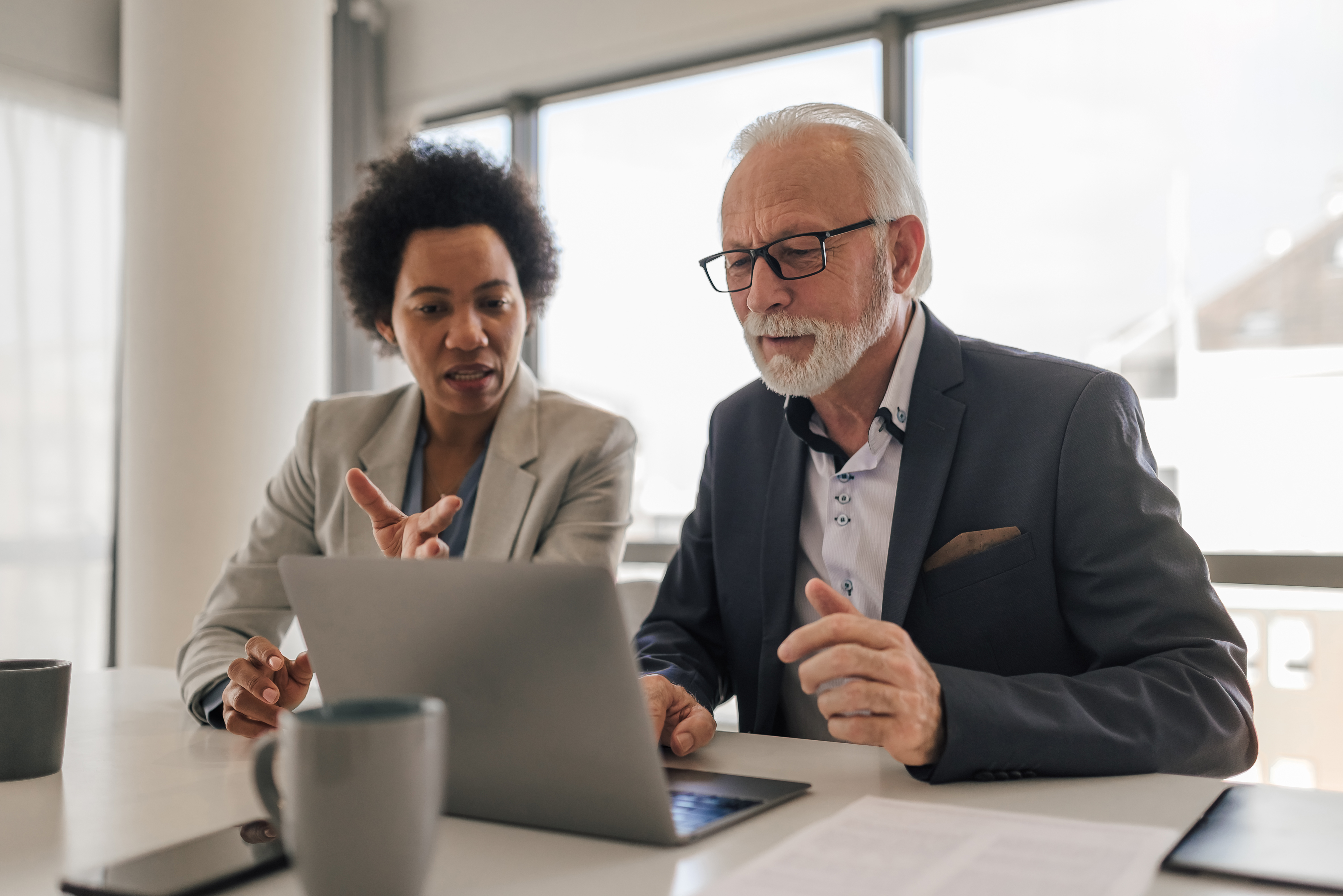 ¿Deberías contratar a mayores de 55? Ventajas y realidades
