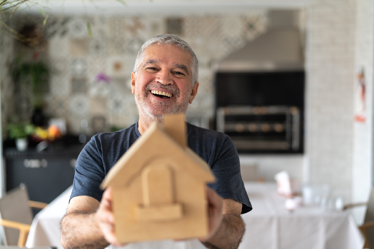 hombre-hucha-ahorrar-pension hombre-hucha-ahorrar-pension