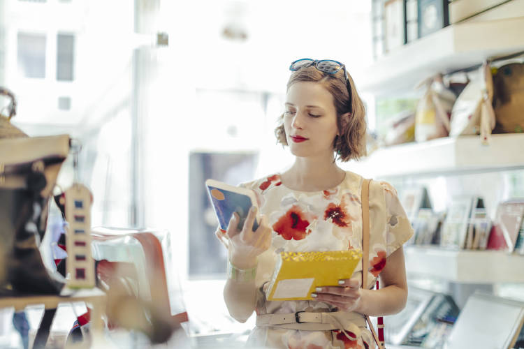 mujer-emprendedora-leyendo-libro