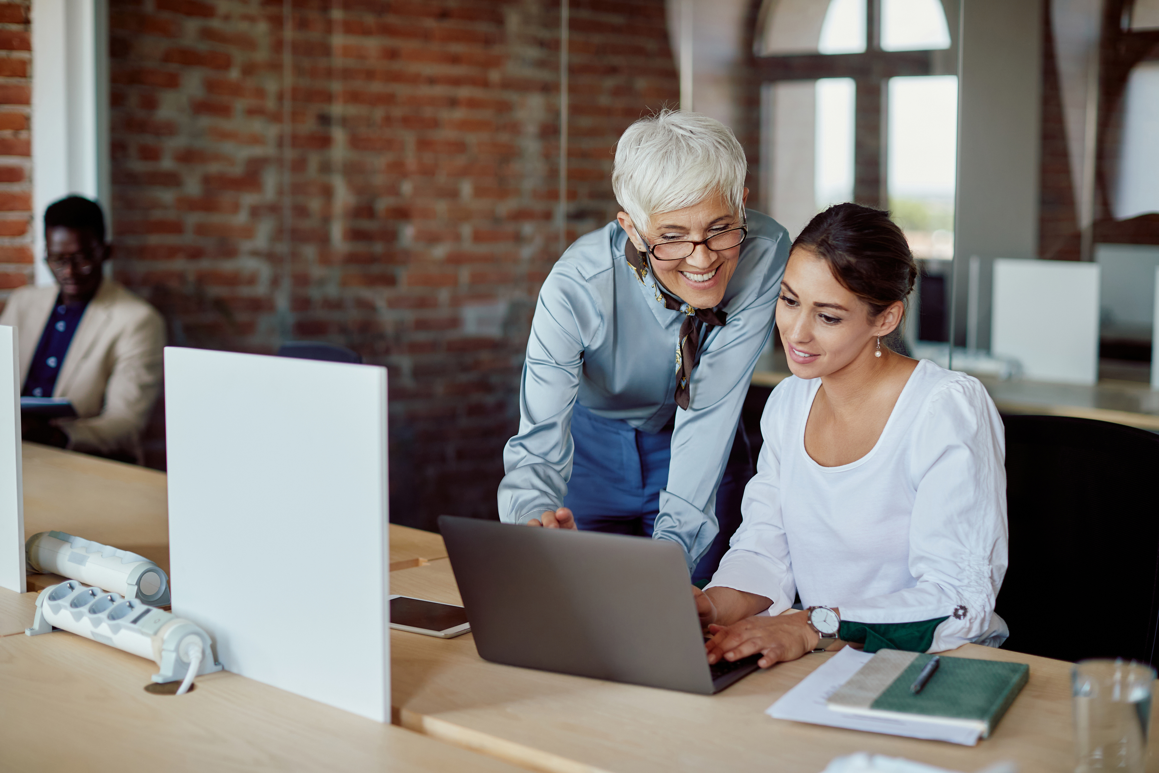 ¿Deberías contratar a mayores de 55? Ventajas y realidades